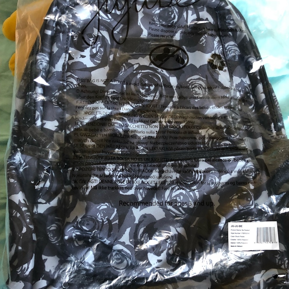 Black petals Be Packed